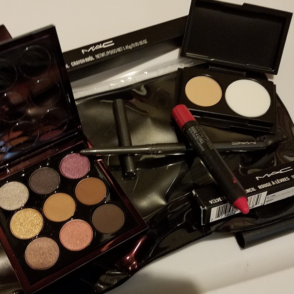 New MAC Cosmetics Bundle - Picture 2 of 8